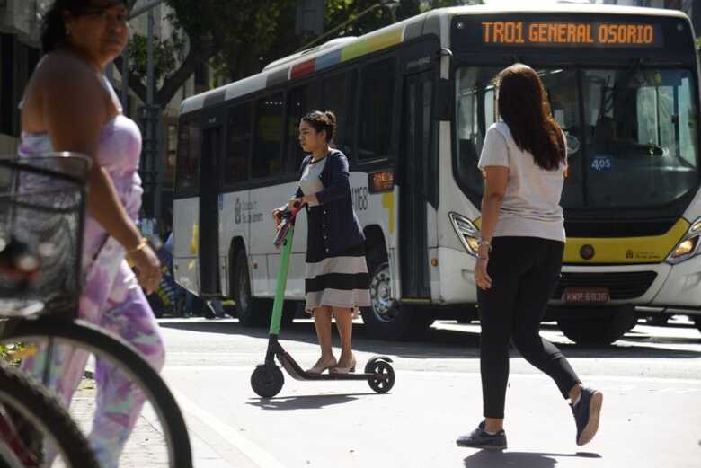 Usados em várias cidades brasileiras, patinetes elétricos terão limitações na França a partir de setembro