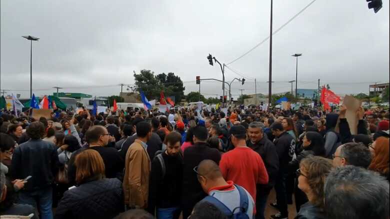 Centenas de manifestantes em frente a UFMS Campo Grande