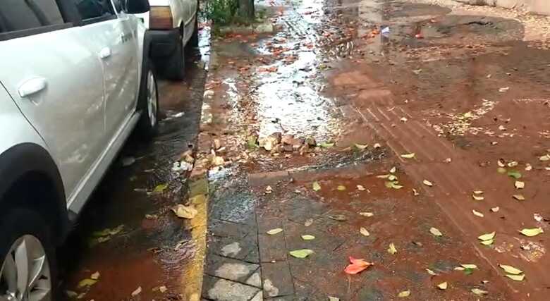 O vazamento acontece há uma semana, na Rua Prof. Severino Ramos de Queirós, esquina com a Rua 13 de Maio