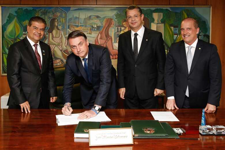 Nelsinho Trad, Jair Bolsonaro, Sóstenes Cavalcante e Onyx Lorenzoni durante assinatura da nova lei