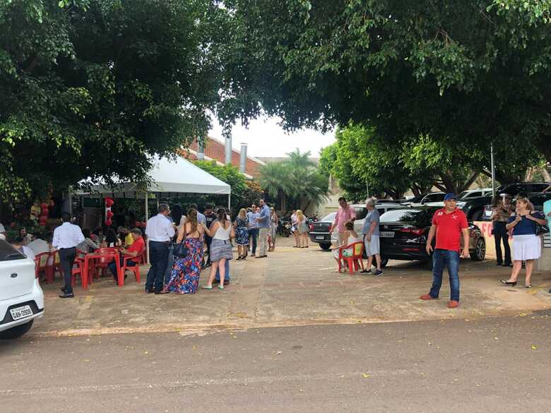 Bezerro de Ouro às 13 horas de domingo (12), dezenas de pessoas aguardavam na calçada