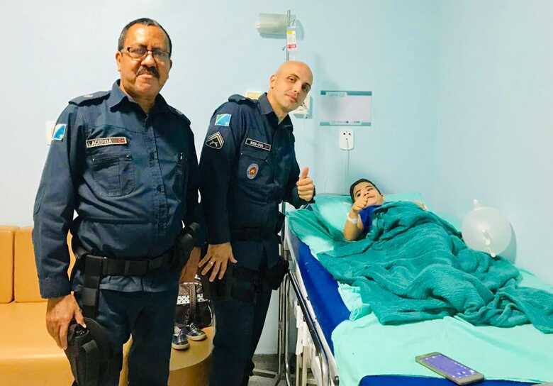Os policiais visitaram o menino internado no hospital
