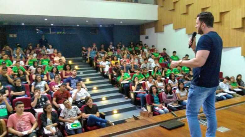 “O Programa Levanta Juventude parte da sensibilidade de todos os envolvidos e principalmente da administração do prefeito Marquinhos Trad”, afirma Maicon