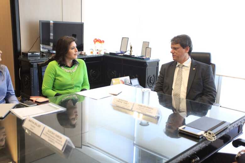 A senadora Simone Tebet em reunião com o ministro da infraestrutura, Tarcísio Gomes de Freitas