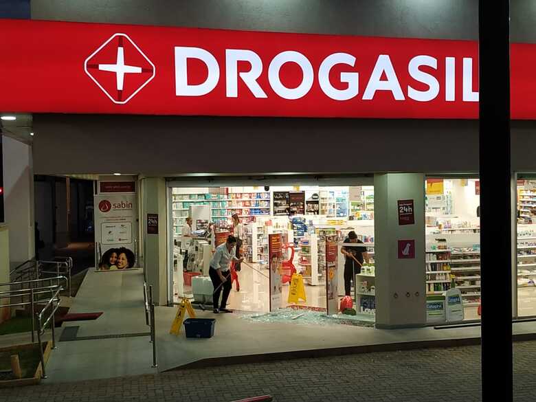 Logo após o acidente, funcionários limparam o local e o atendimento seguiu normalmente