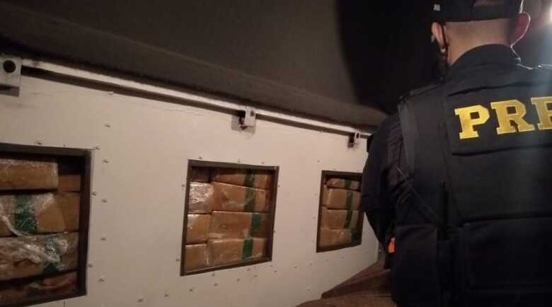 Foi encontrado um compartimento oculto onde estavam escondidos os tabletes das drogas