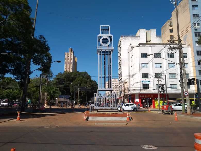 O relógio foi instalado no cruzamento da rua 14 de Julho com a avenida Afonso Pena