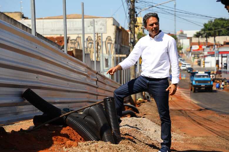 O prefeito Marquinhos Trad acompanha de perto o andamento das obras na 14 de Julho