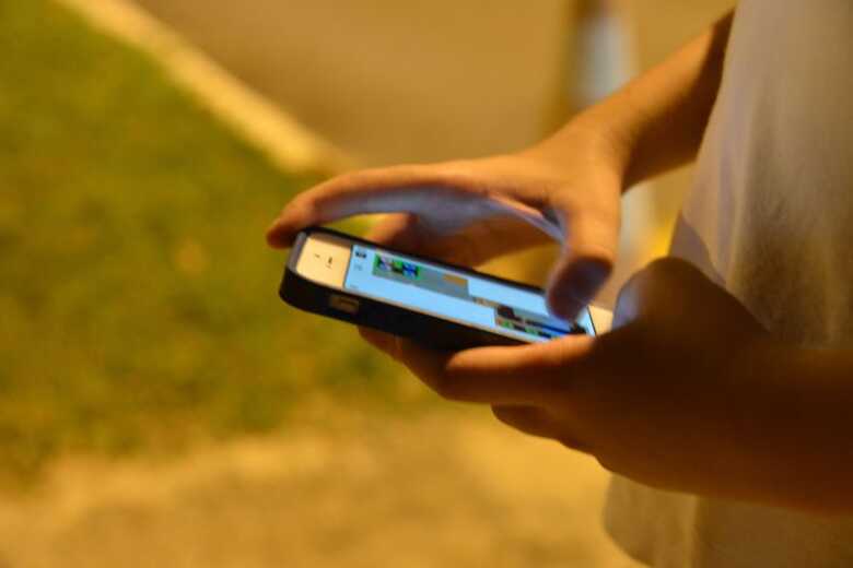É preciso regular o tempo de uso de celulares e computadores de acordo com a recomendação da SBP