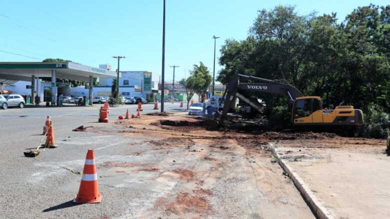 Ao todo, estão sendo substituídos 4 metros do tubo armco  por tubulação em concreto armado, com 1,5 metro de diâmetro