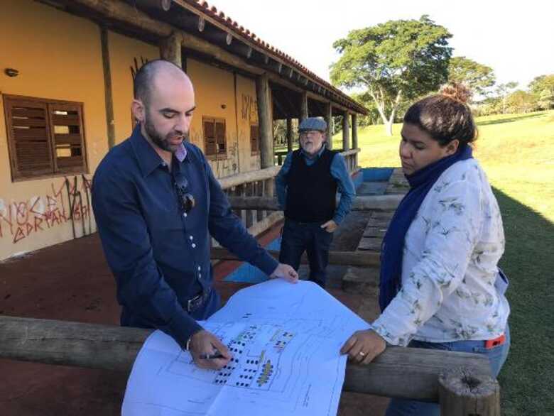 Arquiteto e engenheira ambiental conversam sobre detalhes do projeto