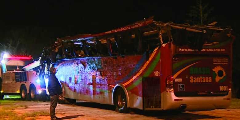 O ônibus transportava passageiros que voltavam de excursão em Campos do Jordão