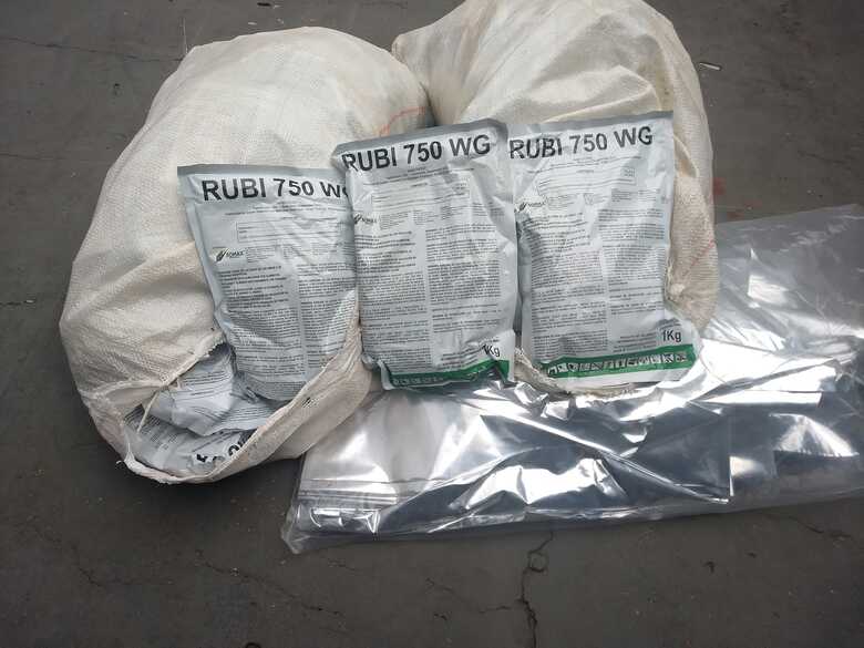 A PMA identificou na residência do infrator 50 kg de agrotóxico, de origem estrangeira, sem a licença para o produto