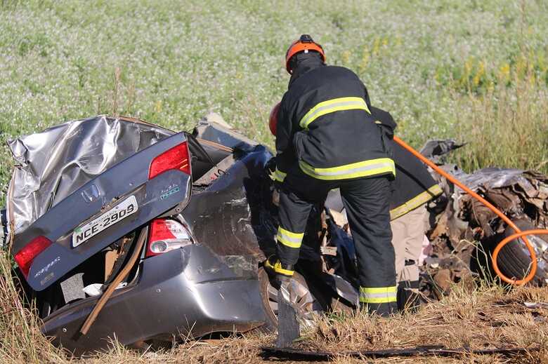 Os dois ocupantes do veículo de passeio morreram antes da chegada do socorro