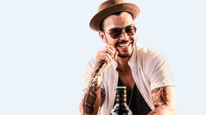 Thiago Brava canta no Arraial