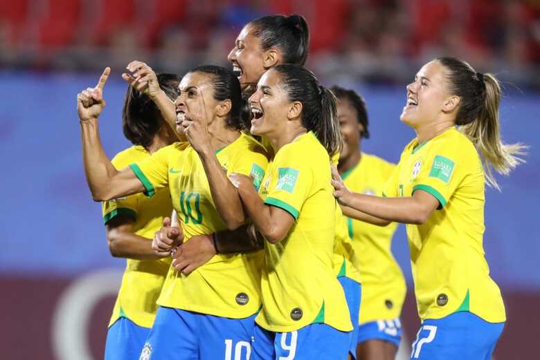 A camisa 10 da seleção Marta converte pênalti dá a vitória ao Brasil e se torna a maior artilheira das Copas