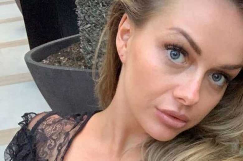 Harriet usava blusa de renda decotada sem suti&atilde;