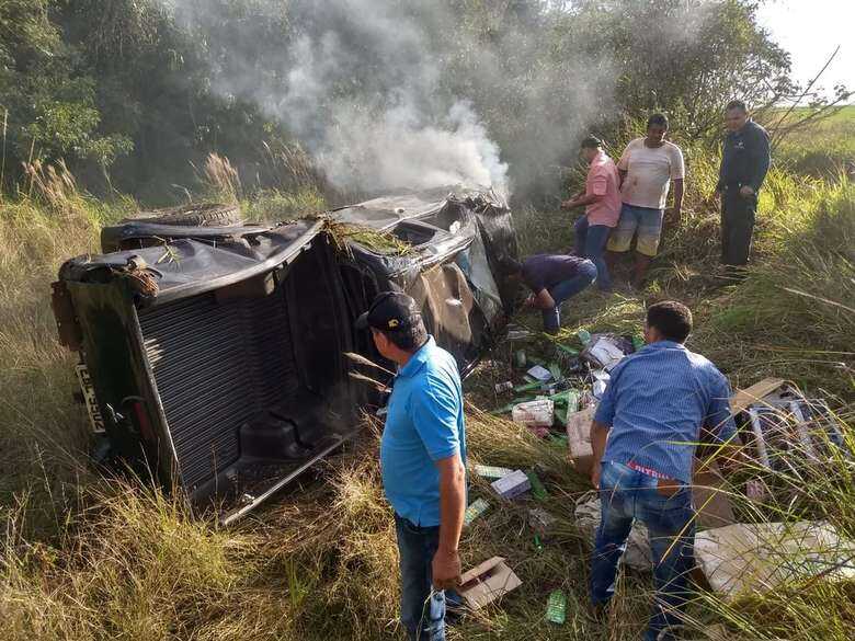 Houve um princípio de incêndio na camionete, e os agentes pediram ajuda aos motoristas para socorrerem as vítimas