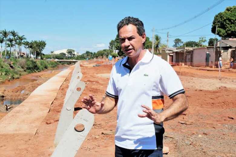 O prefeito Marquinhos Trad durante vistoria na obra