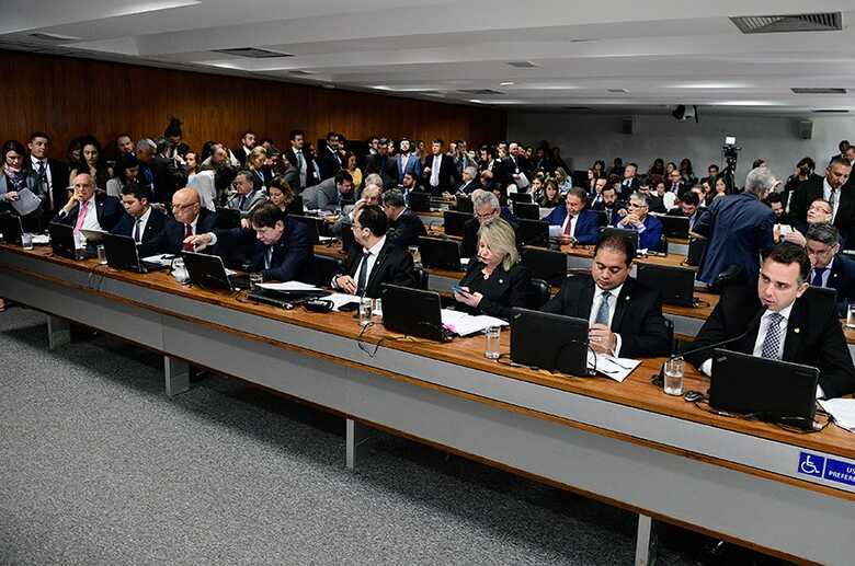 Relatório é apresentado na reunião da Comissão de Constituição e Justiça desta quarta-feira