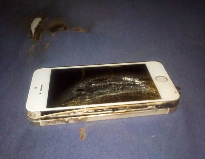 O iphone modelo 5S, ficou totalmente destruído e não estava na garantia