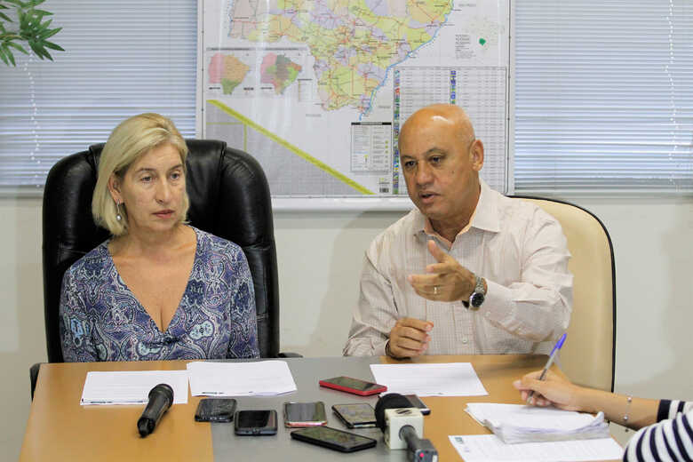 Em entrevista coletiva à imprensa, Maria do Carmo e Carlos Alberto de Assis explicaram o formato do sorteio de apartamentos