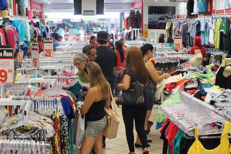 População vai às compras no Centro, shoppings e comércios dos bairros