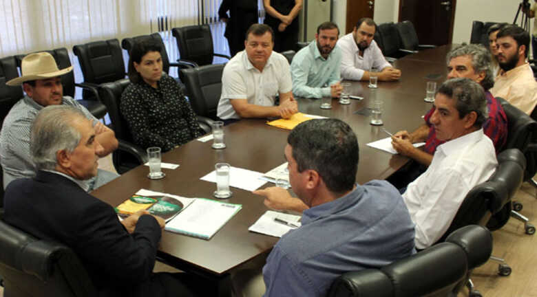 Reinaldo Azambuja e Eduardo Riedel receberam hoje (24) o presidente da federação, Pompílio Cabral
