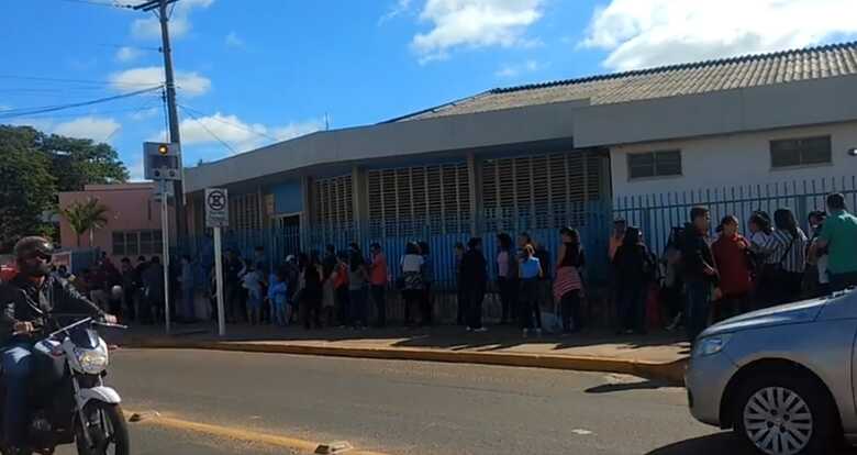 A fila se estendeu para fora da Unidade Básica de Saúde do bairro Tiradentes
