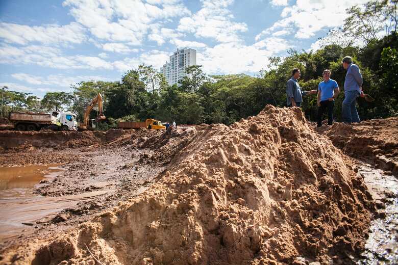 A preparação para o desassoreamento do lago menor começou na sexta-feira (21)