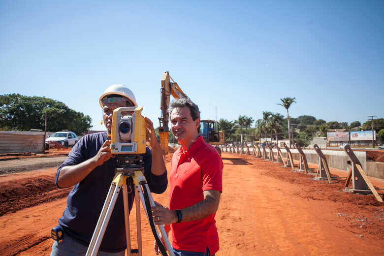 Marquinhos Trad durante a vistoria na Ernesto Geisel