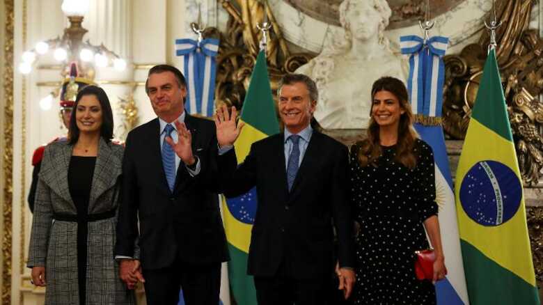 Bolsonaro e Macri e as primeiras-damas Michelle Bolsonaro e Juliana Alwada