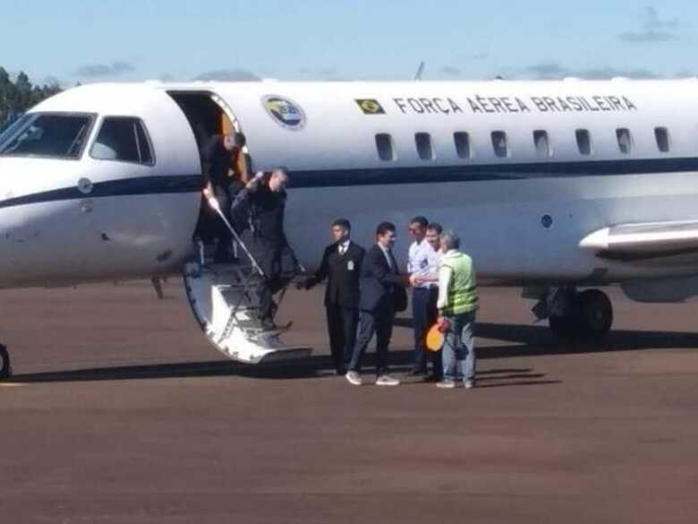 O ministro e sua comitiva ao desembarcar em Dourados