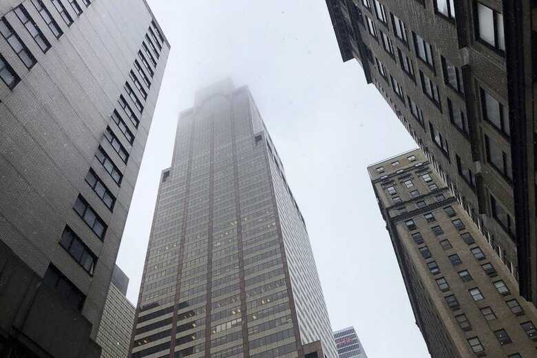 Após a colisão, fumaça é vista no alto de prédio na Sétima Avenida, em Nova York