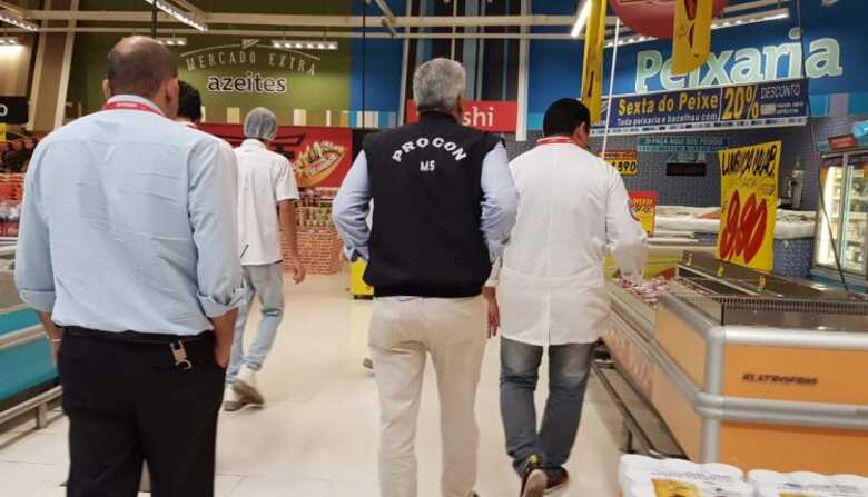 A equipe do Procon-MS durante a fiscalização no Extra da Joaquim Murtinho