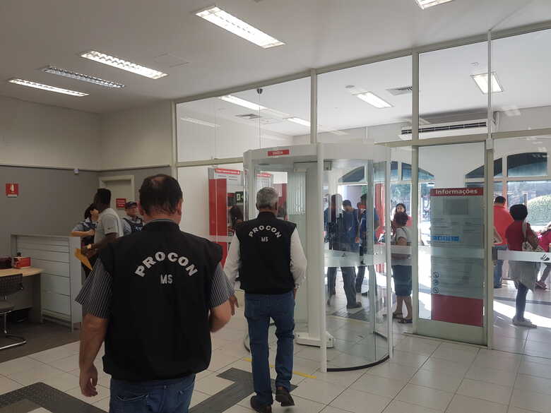 Fiscais do Procon trabalhando na operação em Campo Grande