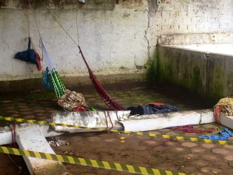 O pilar de concreto desabou