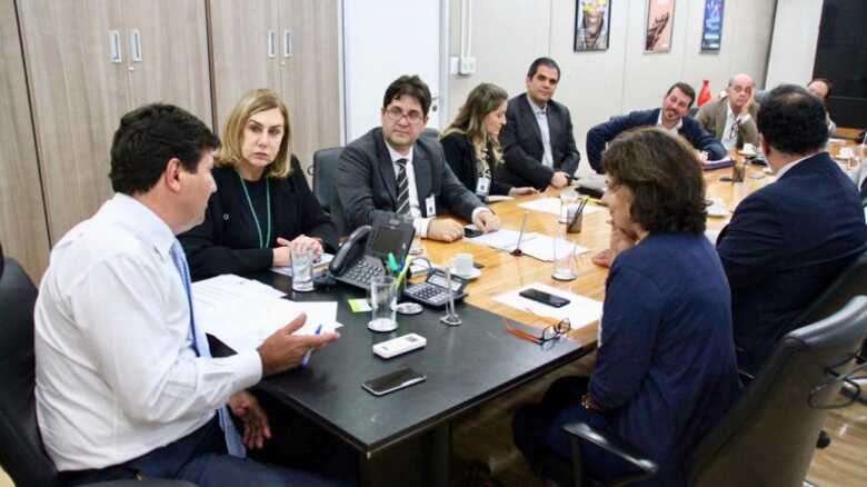 O ministro Mandetta, o secretário José Mauro e técnicos durante a reunião em Brasília