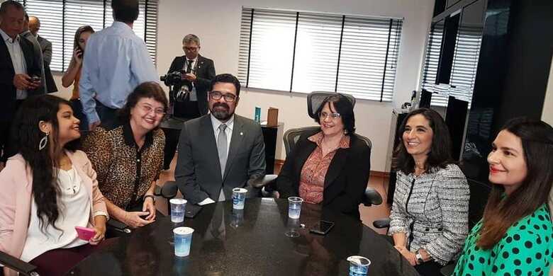 Ministra Damares ao lado do Procurador de Justiça Sérgio Harfouche e da Subsecretária de Políticas para a Mulher, Carla Stephanini