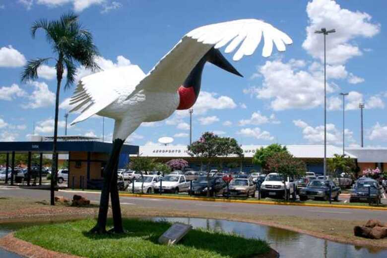 Aeroporto Internacional de Campo Grande situado na avenida Duque de Caxias, a 7 km do centro da cidade