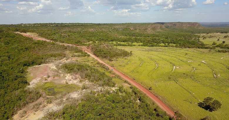 A BR MS-215, liga Pedro Gomes a Alto Araguaia (MT)