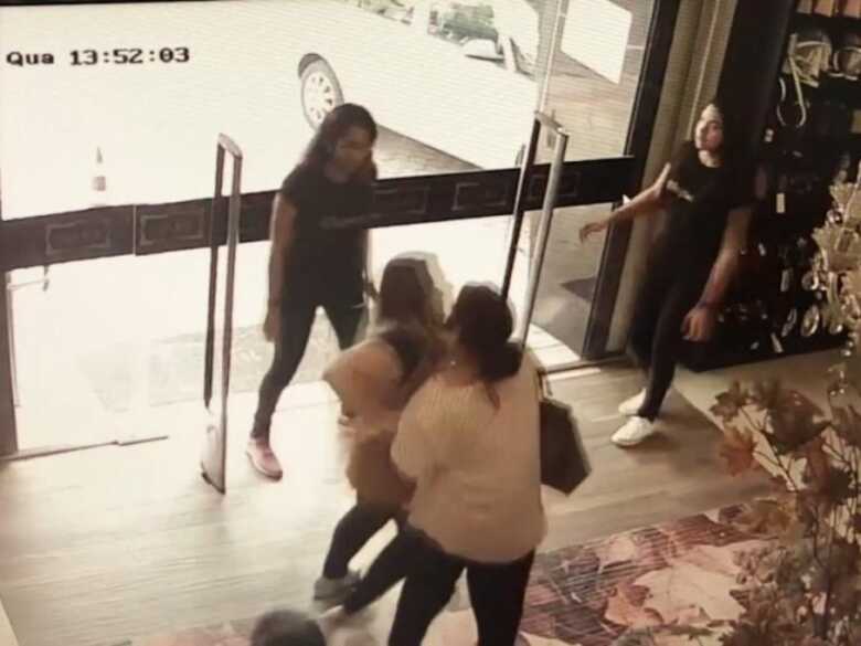 Neuzeli foi abordada por uma das funcion&aacute;rias que n&atilde;o deixou ela sair da loja