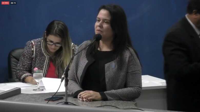 A vice-reitora Camila Ítavo estendeu o convite à sociedade durante sessão na Câmara
