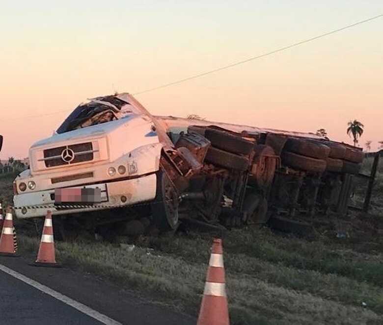 Carreta teria tombado para evitar colisão.