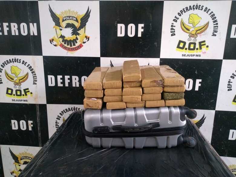 Adolescente foi flagrada com 20 volumes prensados de maconha dentro de uma mala