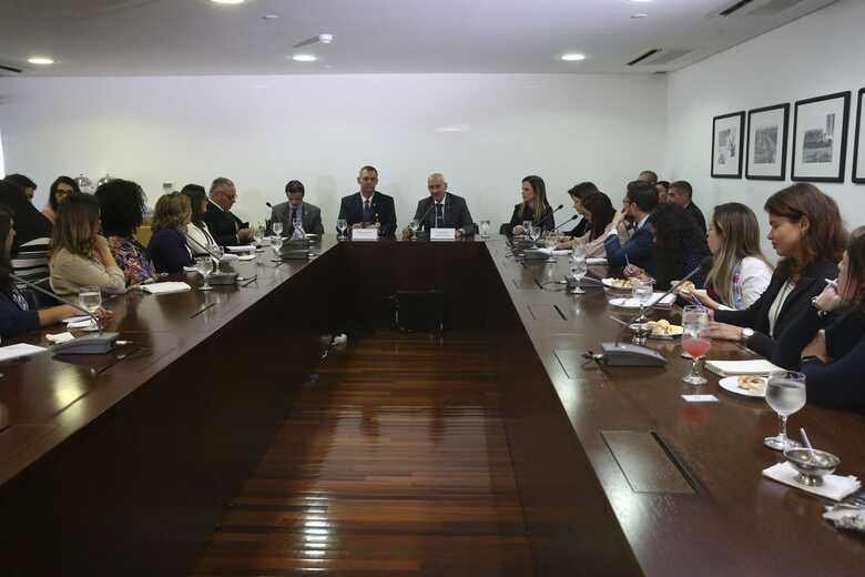 Luiz Eduardo Ramos, ministro da Secretaria de Governo da Presidência da República em reunião com jornalistas