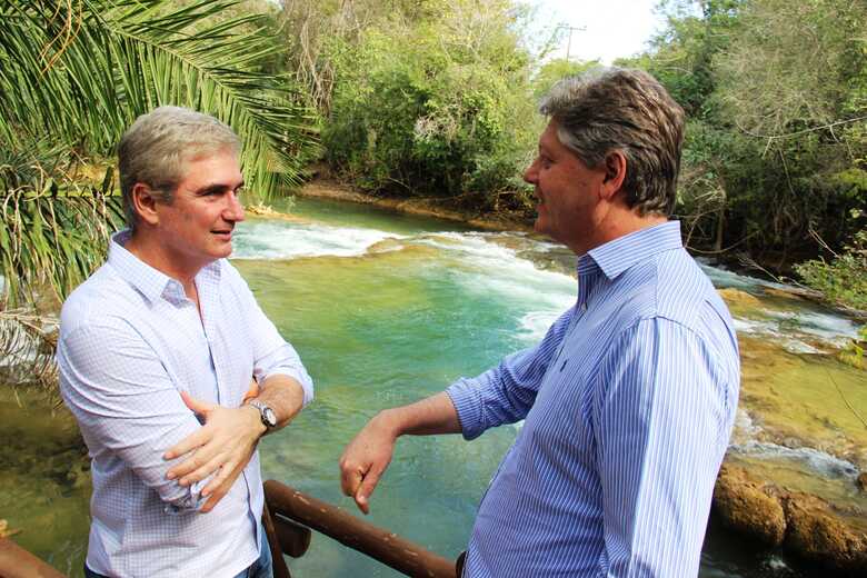 O embaixador Orlando Leite e o secretário Jaime Verruck durante visita à Bonito