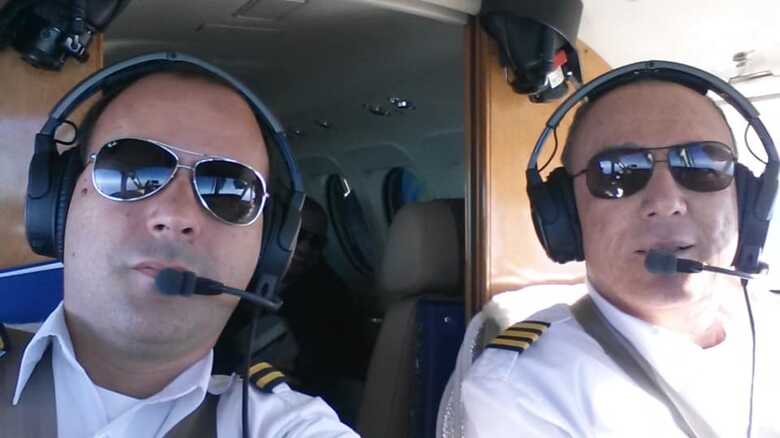 Matheus e Benedito durante voo