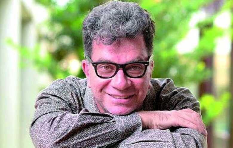 Carlos desenvolveu sua paix&atilde;o pela astrologia quando ainda era baterista da banda de rock