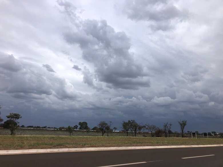 Com nuvens escuras no ceú da região sul de Campo Grande, previsão é de chuva e frio para esta semana